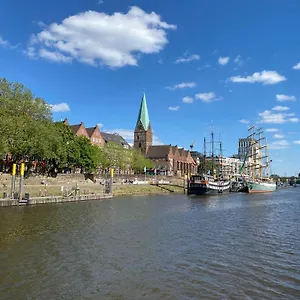 Appartement Unter Dem Dach Mit Parkplatz, Bremen